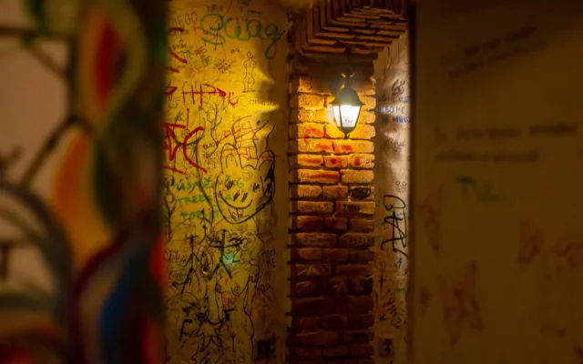 Brněnský underground nese jméno Hostimil. Kultovní čajovna se skrývá ve sklepním labyrintu