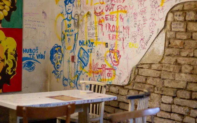 Brněnský underground nese jméno Hostimil. Kultovní čajovna se skrývá ve sklepním labyrintu
