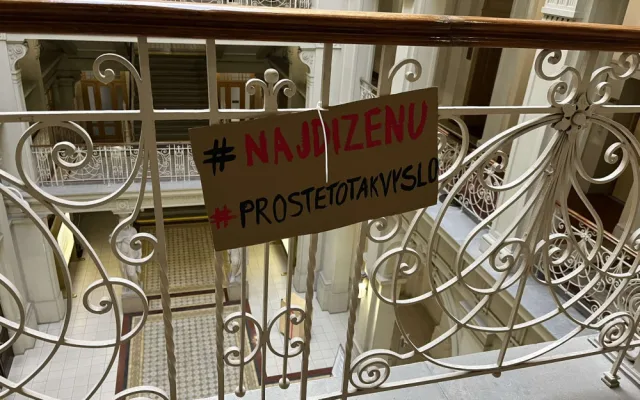 Skupina protestujících dorazila na ustavující zasedání Jihomoravského zastupitelstva. Kritizovala absenci žen v nové radě