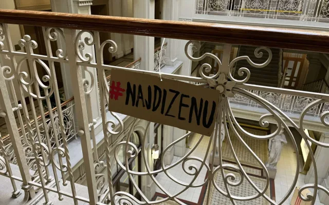 Skupina protestujících dorazila na ustavující zasedání Jihomoravského zastupitelstva. Kritizovala absenci žen v nové radě