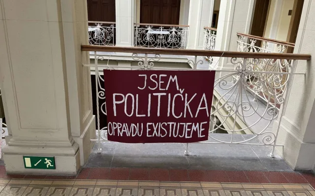 Skupina protestujících dorazila na ustavující zasedání Jihomoravského zastupitelstva. Kritizovala absenci žen v nové radě