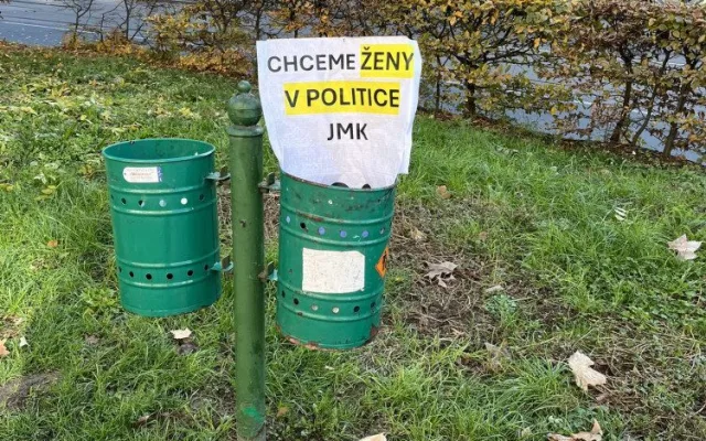 Skupina protestujících dorazila na ustavující zasedání Jihomoravského zastupitelstva. Kritizovala absenci žen v nové radě