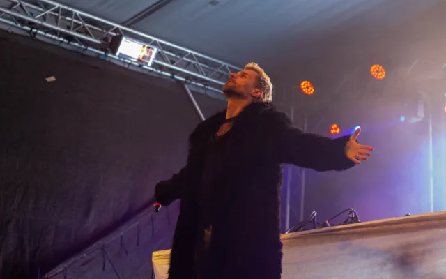 VIDEO: Leoš Mareš roztančil Zelňák a líbal fanynku. Český Harry Styles zahájil letošní brněnské vánoce