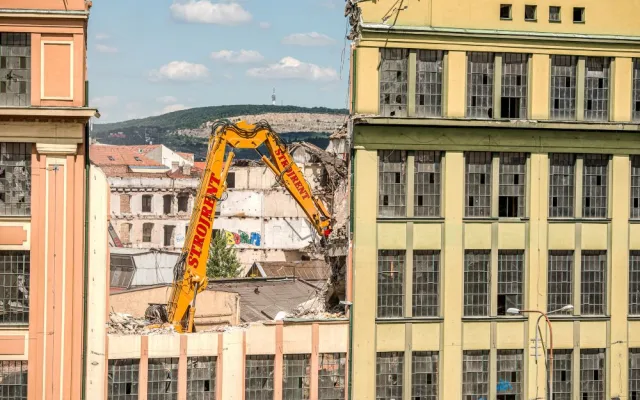 Demolice budov bývalé textilní továrny Vlněna.