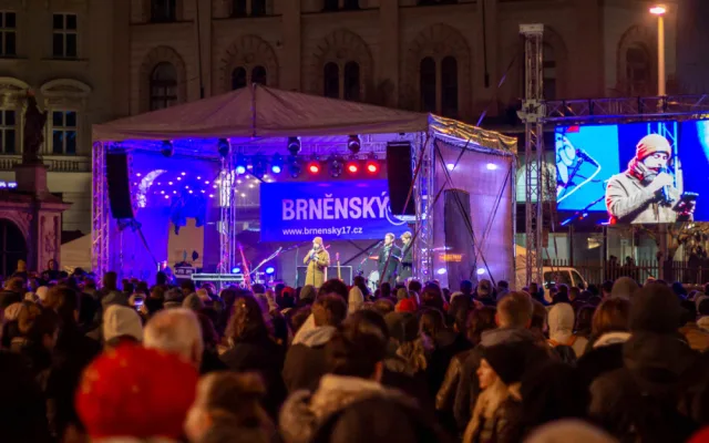 VIDEO: V centru Brna si lidé připomínají pětatřicet let od revoluce. Dav zpíval hymny i Modlitbu pro Martu