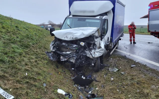 Vážná nehoda zastavila provoz. V péči záchranářů skončily dvě děti, řidička byla zaklíněná