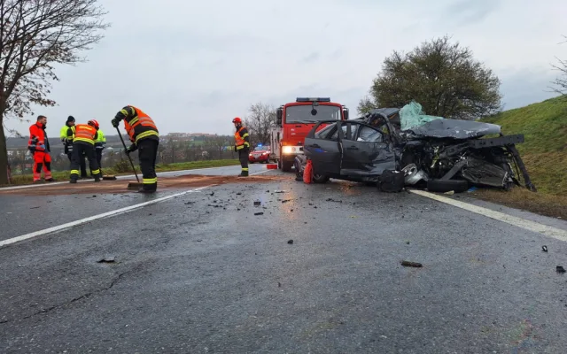 Vážná nehoda zastavila provoz. V péči záchranářů skončily dvě děti, řidička byla zaklíněná