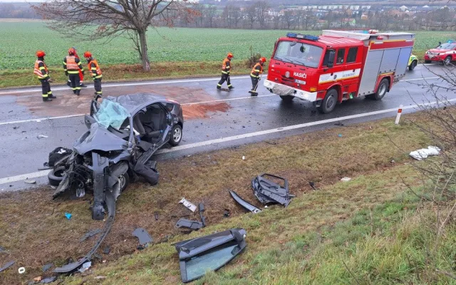 Vážná nehoda zastavila provoz. V péči záchranářů skončily dvě děti, řidička byla zaklíněná