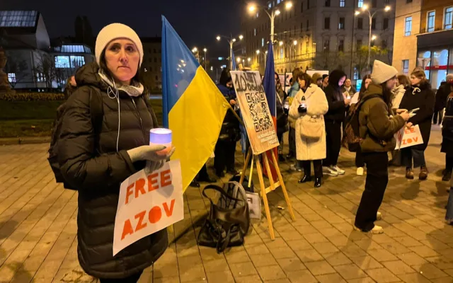 VIDEO: Lidé v Brně přišli vyjádřit podporu Ukrajině. Tiše stáli s vlajkami a transparenty