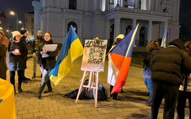 VIDEO: Lidé v Brně přišli vyjádřit podporu Ukrajině. Tiše stáli s vlajkami a transparenty