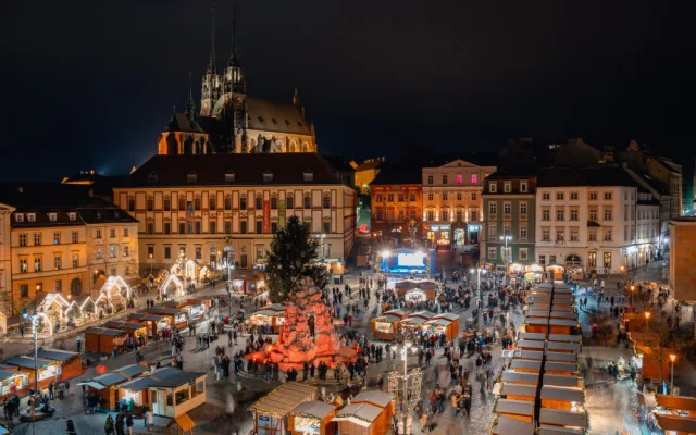Adventní trhy na Zelňáku zpestří nová světelná atrakce. Září tam svátečně nasvícená kašna Parnas