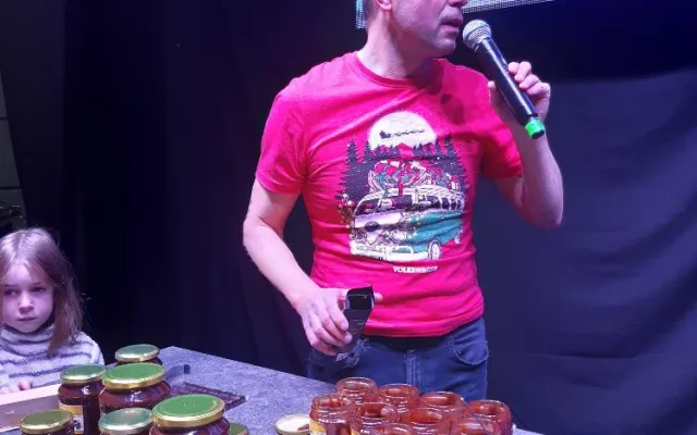 Muž v Brně snědl přes dvě kila medu s čokoládou. Je to světový rekord