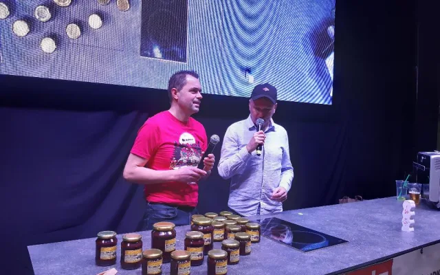 Muž v Brně snědl přes dvě kila medu s čokoládou. Je to světový rekord