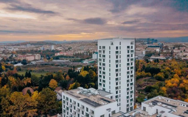 Bydlení s výhledem na celé Brno. Nad Arboretem vzniká moderní polyfunkční dům