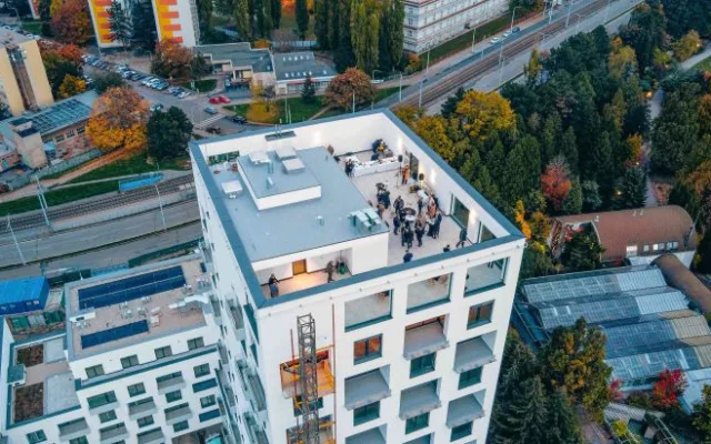 Bydlení s výhledem na celé Brno. Nad Arboretem vzniká moderní polyfunkční dům