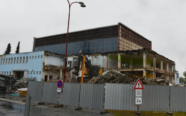 Budova bývalých lázní v Blansku šla k zemi. Nový bazén přivítá plavce za dva roky