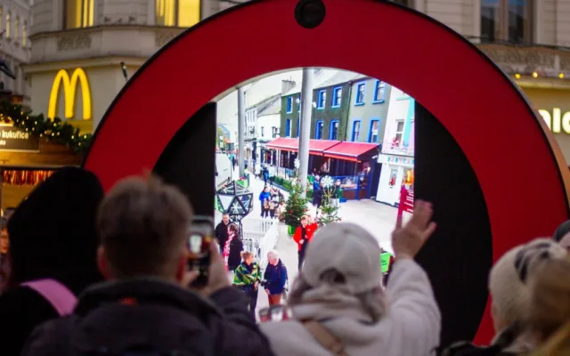 V centru Brna stojí virtuální brána do Irska. Lidé si přes ni vzájemně mávají