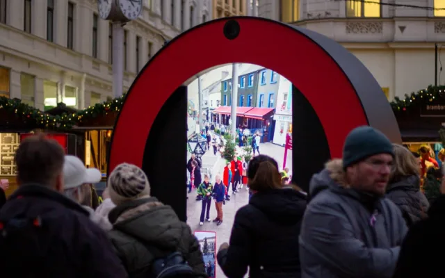 V centru Brna stojí virtuální brána do Irska. Lidé si přes ni vzájemně mávají
