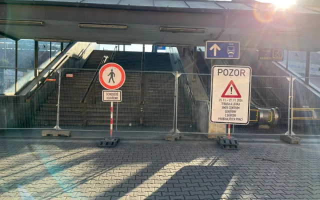 VIDEO: Dělníci bourají terasu u bývalého Prioru. Postaví tam plošinu, lidé po ní projdou za tři dny