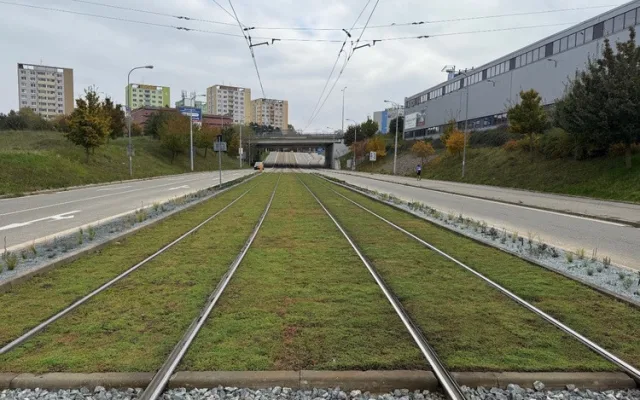 V Brně se zazelenají další koleje. Betonové pásy nahradily zelené plochy