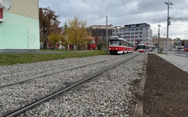 V Brně se zazelenají další koleje. Betonové pásy nahradily zelené plochy