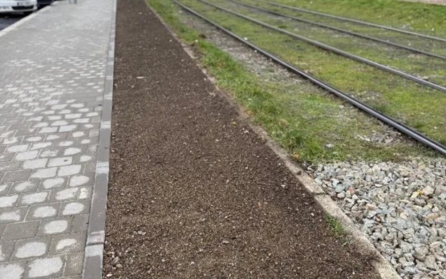 V Brně se zazelenají další koleje. Betonové pásy nahradily zelené plochy