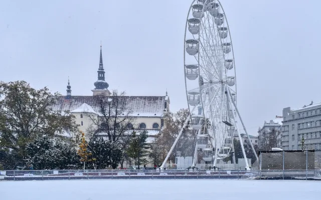 Na kluzišti na Moraváku už se prohánějí první bruslaři
