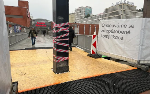 VIDEO: Kus terasy bývalého Prioru šel k zemi. Lidé se do Vaňkovky dostanou po provizorní plošině