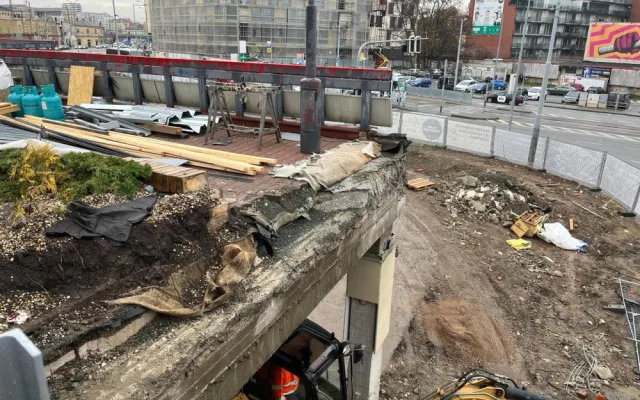 VIDEO: Kus terasy bývalého Prioru šel k zemi. Lidé se do Vaňkovky dostanou po provizorní plošině