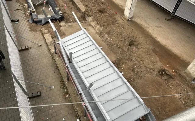 VIDEO: Kus terasy bývalého Prioru šel k zemi. Lidé se do Vaňkovky dostanou po provizorní plošině