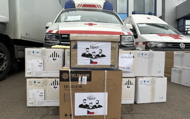 Dobrovolníci přivezli z Prahy na Ukrajinu pomoc za třináct milionů. Vybavenou polní nemocnici i hračky pro děti