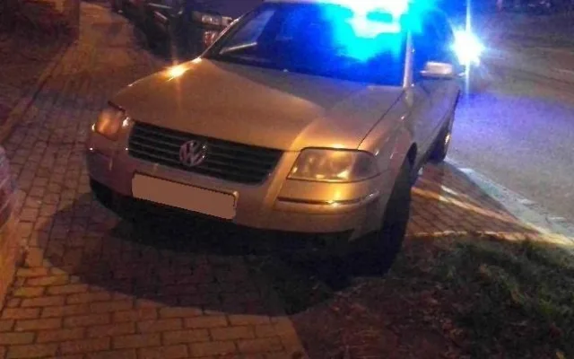 Opilý řidič se centrem Brna řítil devadesátkou. Nakonec najel na chodník a dal se na útěk