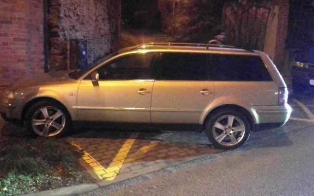 Opilý řidič se centrem Brna řítil devadesátkou. Nakonec najel na chodník a dal se na útěk