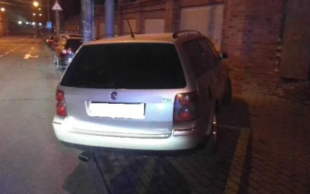 Opilý řidič se centrem Brna řítil devadesátkou. Nakonec najel na chodník a dal se na útěk