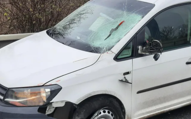 Kurýr se s autem nevlezl do jízdního pruhu na D1. Po nehodě nadýchal skoro tři promile