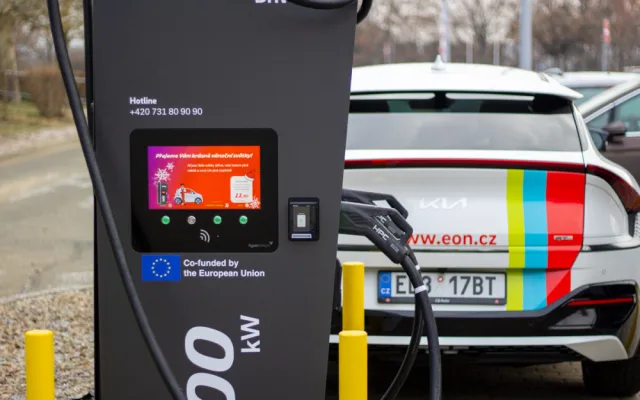Majitelé elektromobilů nově nabijí své vozy v OC Futurum do několika minut