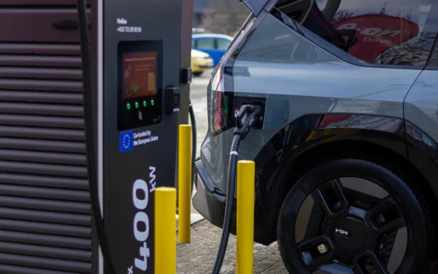 Majitelé elektromobilů nově nabijí své vozy v OC Futurum do několika minut