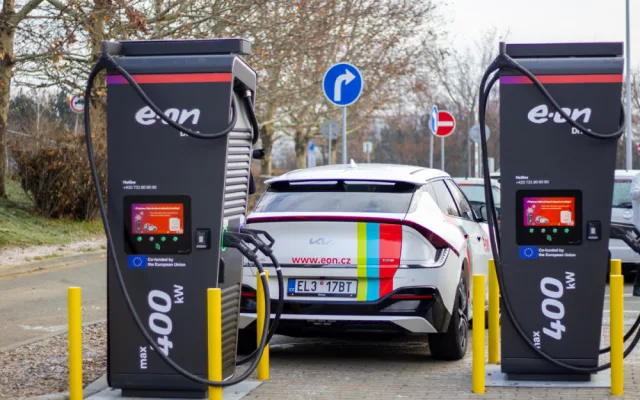 Majitelé elektromobilů nově nabijí své vozy v OC Futurum do několika minut
