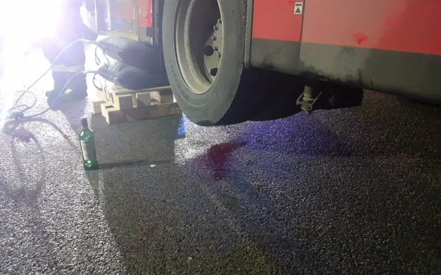 Trolejbus v Brně srazil chodce, ten zůstal zaklíněný pod zadní nápravou