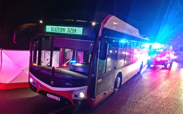 Trolejbus v Brně srazil chodce, ten zůstal zaklíněný pod zadní nápravou