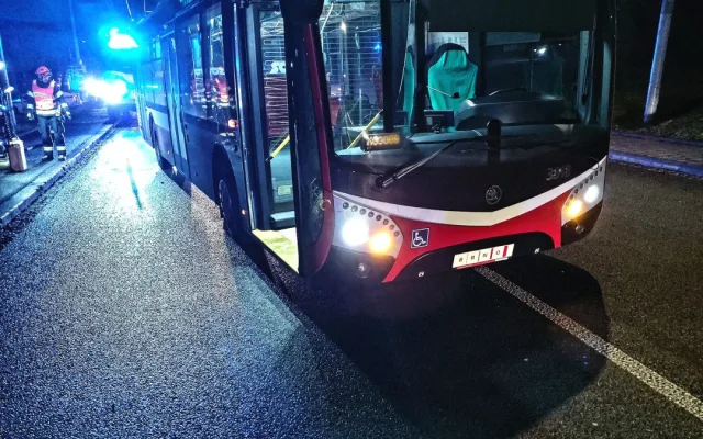 Trolejbus v Brně srazil chodce, ten zůstal zaklíněný pod zadní nápravou