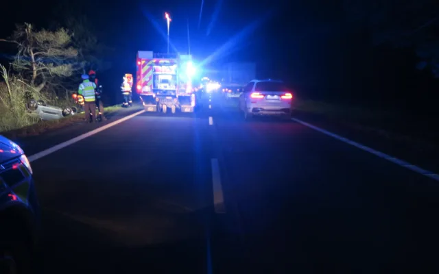 Řidič zavadil o auto, které předjížděl, to skončilo v příkopu. Šofér ujel a pátrá po něm policie