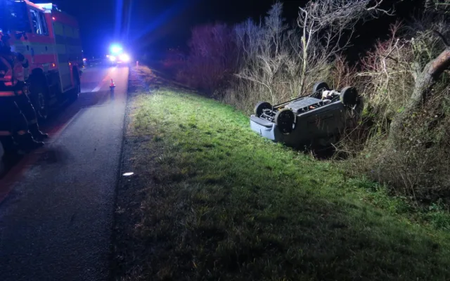 Řidič zavadil o auto, které předjížděl, to skončilo v příkopu. Šofér ujel a pátrá po něm policie