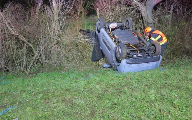 Řidič zavadil o auto, které předjížděl, to skončilo v příkopu. Šofér ujel a pátrá po něm policie