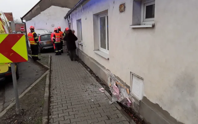 Auto v Sokolnicích vyjelo na chodník, srazilo seniora a narazilo do domu. Muž je těžce zraněný