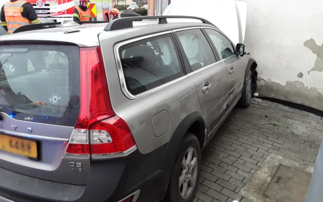 Auto v Sokolnicích vyjelo na chodník, srazilo seniora a narazilo do domu. Muž je těžce zraněný