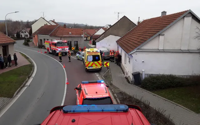 Auto v Sokolnicích vyjelo na chodník, srazilo seniora a narazilo do domu. Muž je těžce zraněný