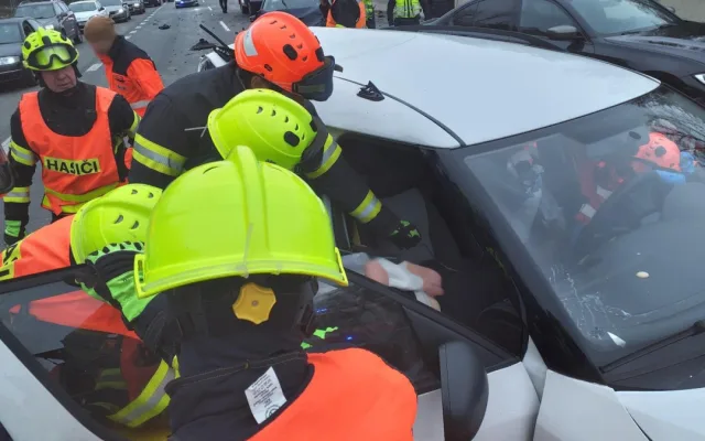 Pátek třináctého na D1. Bouralo devět aut, tři lidé se zranili