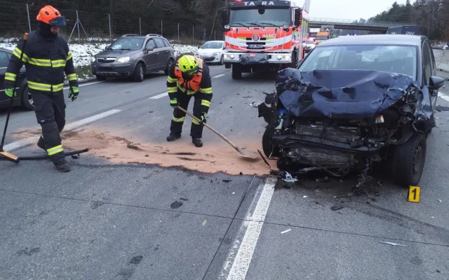 Pátek třináctého na D1. Bouralo devět aut, tři lidé se zranili