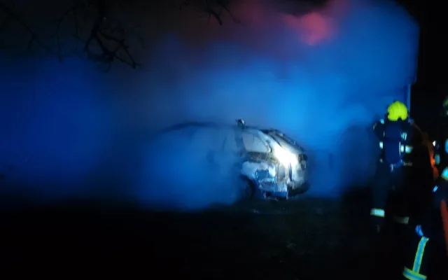 Při nočním požáru shořela chata a auto. Popálená žena skončila v nemocnici